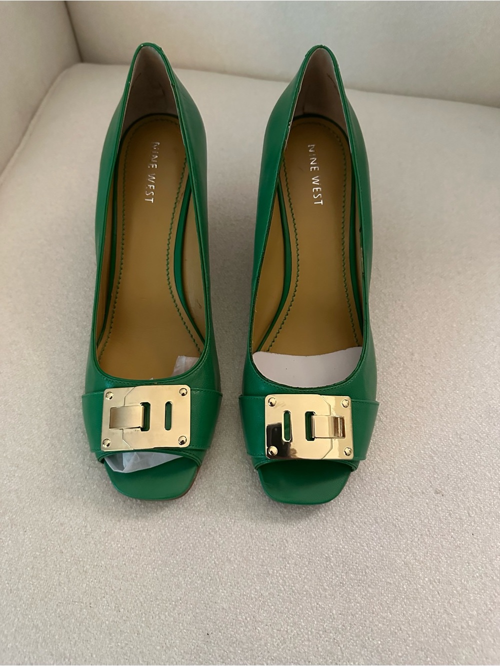 NWOB Nine West Nopromotion Kelly Green Wedge Peep-Toe Pumps Gold Buckle Size 8.5